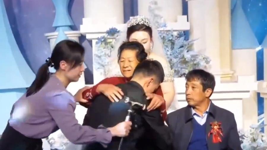 新郎將母親抱到台上。(微博)