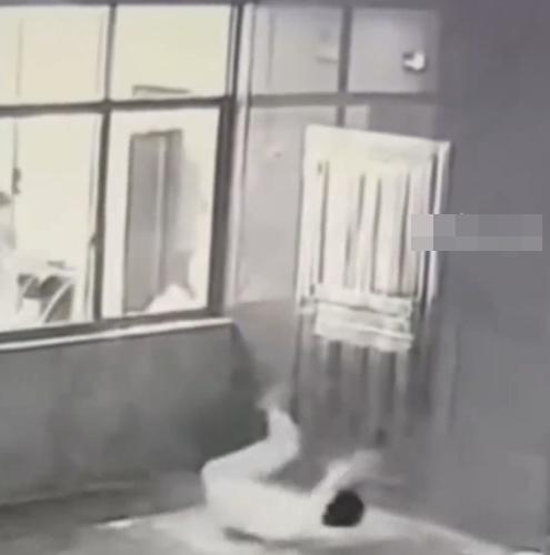 事發地點為地面,男子破窗後順勢摔倒在窗外。(微博)