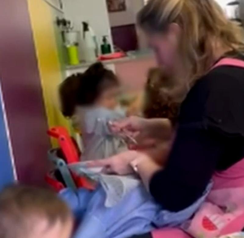 隨後將他按在腿上繼續強迫餵食,甚至威脅:「如果你吐出來,你就完蛋」。(X)