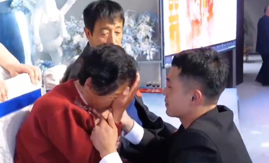 他的母親即時被兒子的孝心和愛護感動得流下眼淚。(微博)