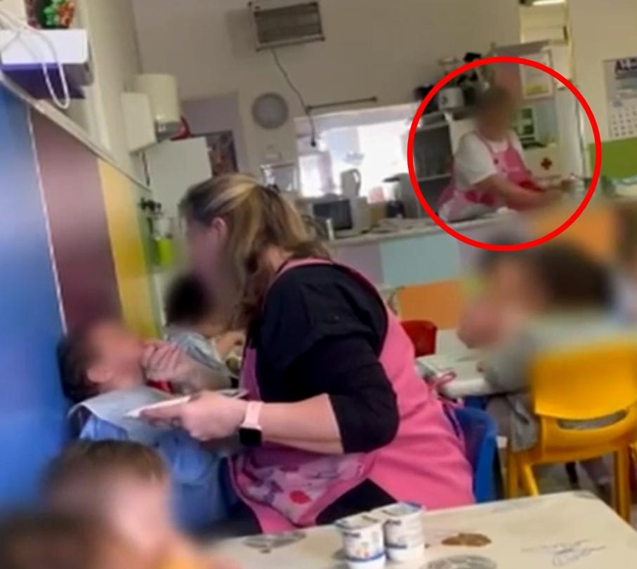 另一名工作人員在背景中目睹一切卻無動於衷。(X)