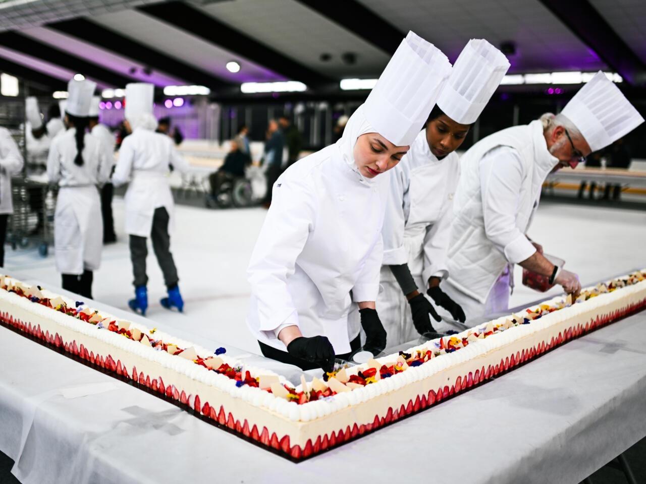 法國21名蛋糕師傅製作蛋糕。(X)