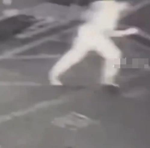 男子迅速起身,顧不上撿起掉落的鞋子,朝著遠處狂奔而去。(微博)