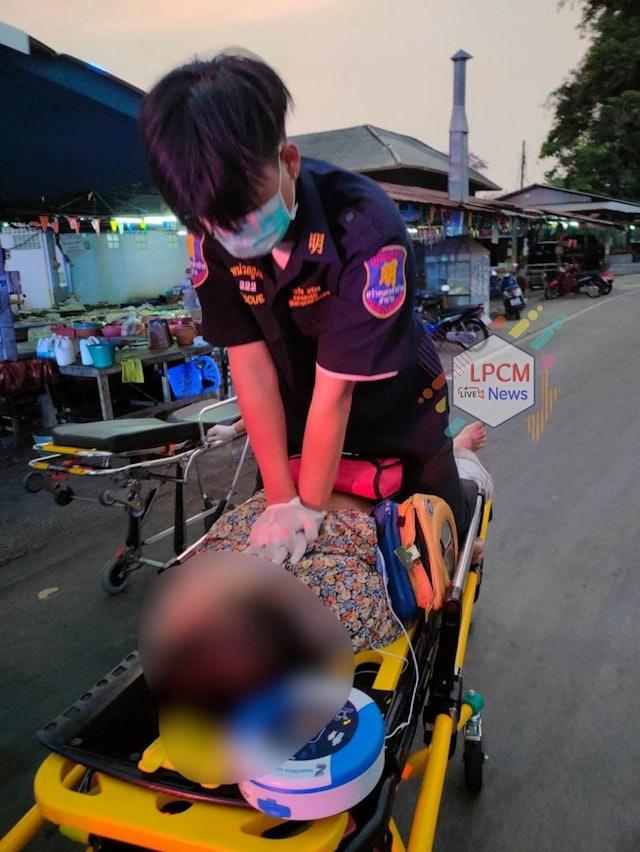 救護人員趕抵,隨即對昏迷的婦人進行心外壓並送醫。(FB)