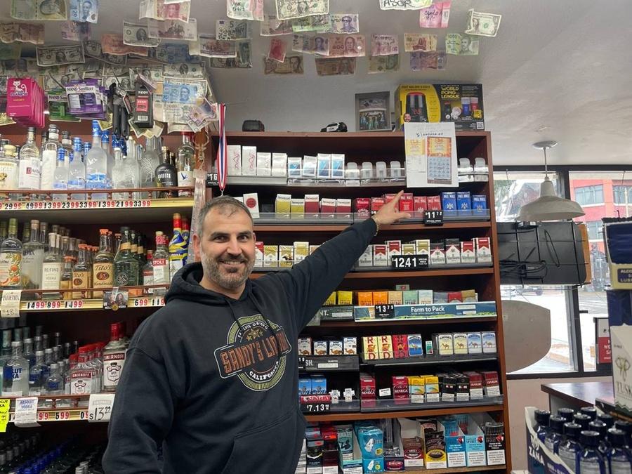 商店經理Wilson Samaan說:「起初這位幸運兒以為自己只贏得10萬美元,我說『不,兄弟,是100萬美元』」。(X)