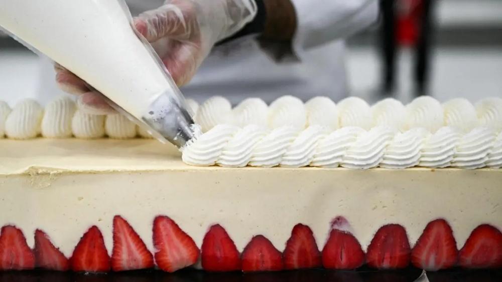 蛋糕以法國士多啤梨,還用了牛奶、鮮奶油和牛油等產品製作。(X)