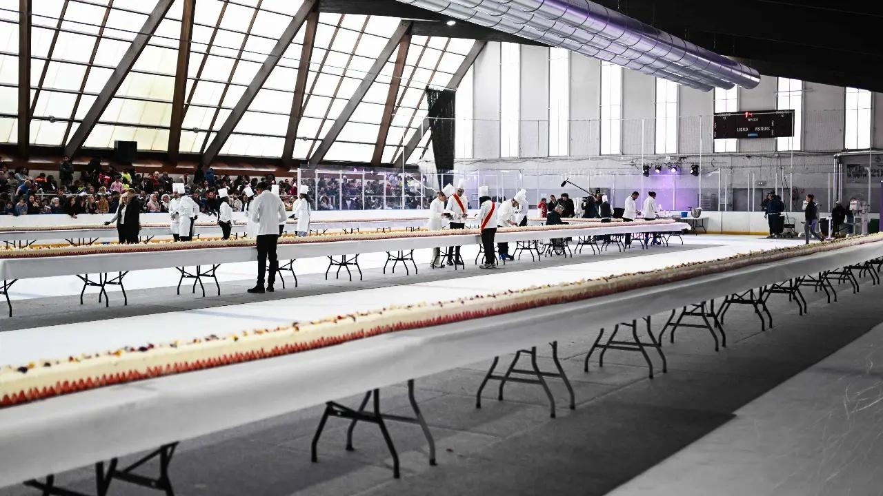 士多啤梨蛋糕長達121.8米。(X)