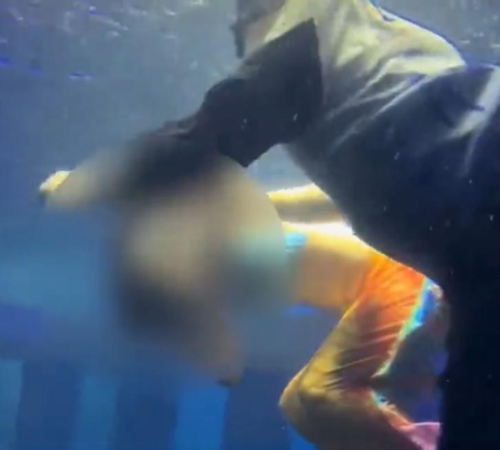 約20秒後,一名工作人員跳入水中將她救出。(微博)