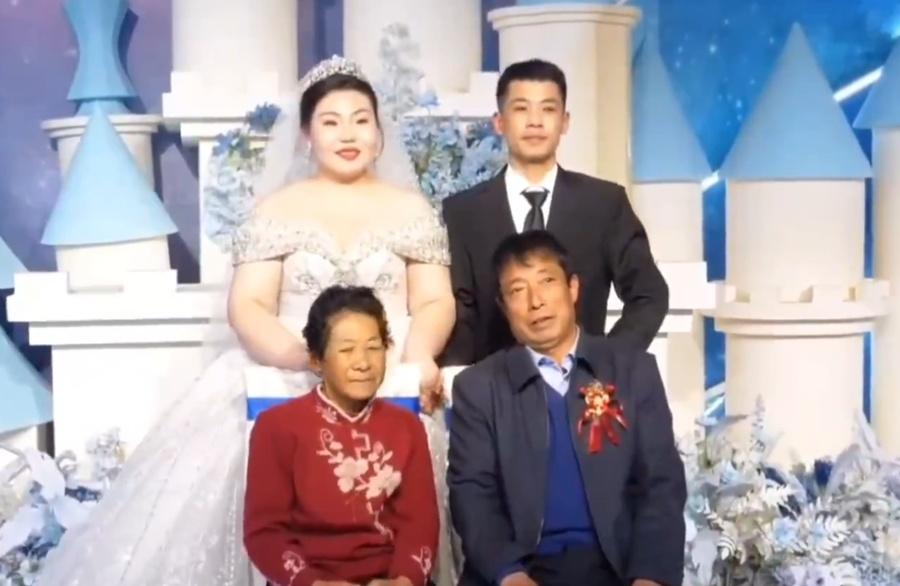 母親被他逗得立時破涕為笑,最終順利拍下新人合影。(微博)