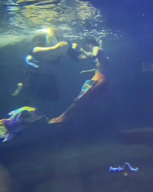 約20秒後,一名工作人員跳入水中將她救出。(微博)