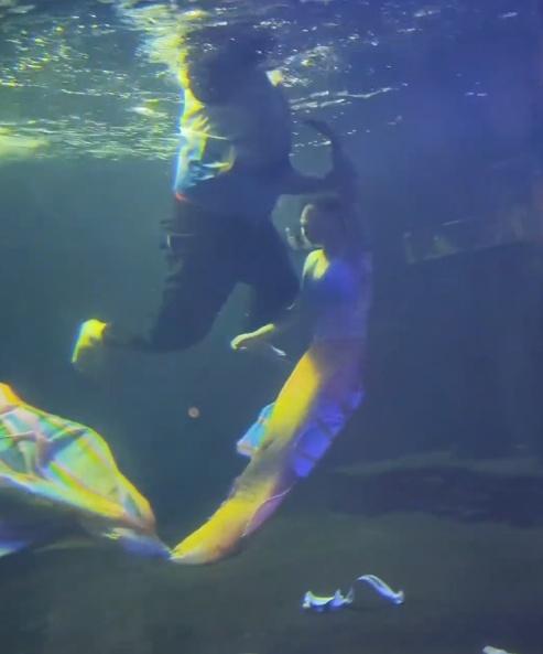 約20秒後,一名工作人員跳入水中將她救出。(微博)