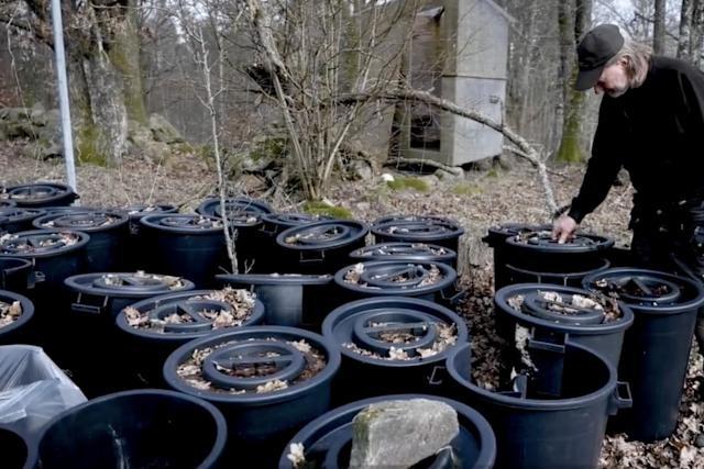 記者發現經營夫婦遺下158個裝住人類排泄物的大桶。(X)