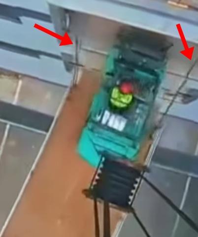 將木板固定建築物的繩纜突然斷開。(FB)