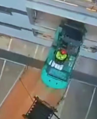 加上疑似後轆動力,反把木板向後移離建築物。(FB)