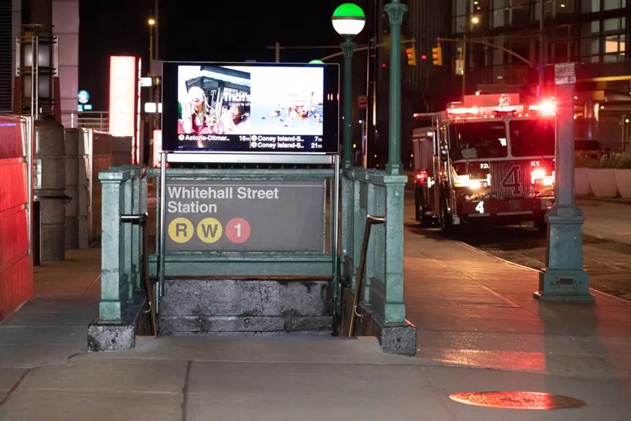 曼克頓地鐵R線列車發現一具男屍。(X)