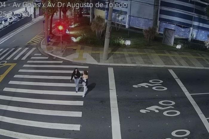 兩少女決定衝紅燈,亦無留意路面狀況。(X)