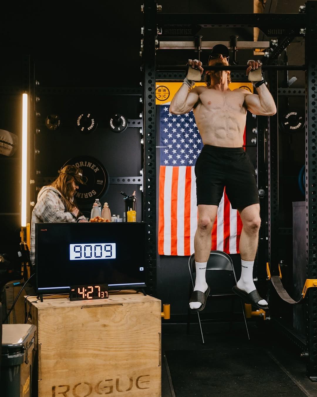 Truett於2月1日上午11時展開挑戰,一直嘗試至隔天上午9時16分,順利完成第1萬零1次引體上升。(IG)