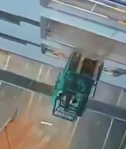 令叉車工人連人帶車向後翻倒墮下地面。(FB)