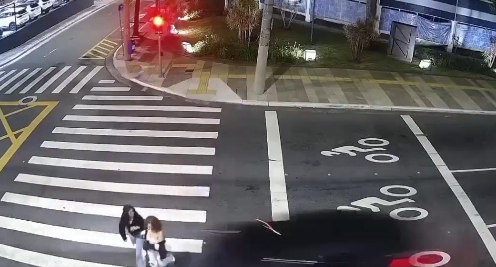 兩少女慘被一輛高速通過的跑車撞飛。(X)