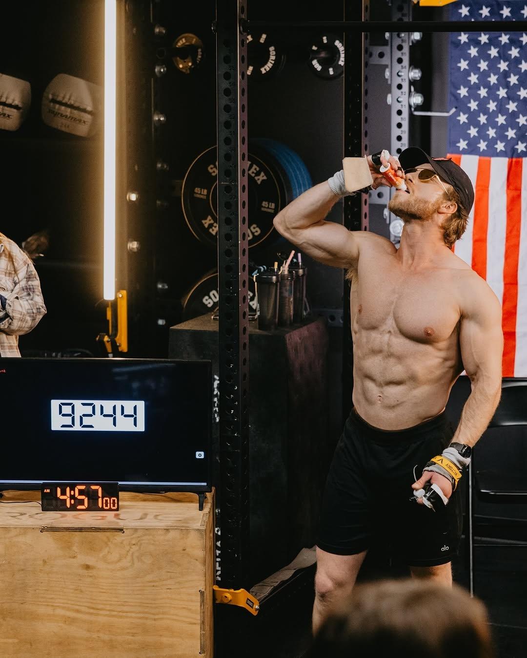 Truett於2月1日上午11時展開挑戰,一直嘗試至隔天上午9時16分,順利完成第1萬零1次引體上升。(IG)