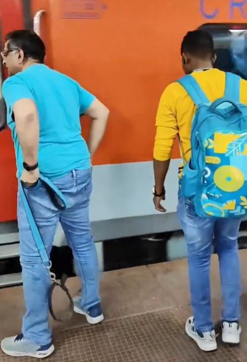 周圍的民眾見狀上前關心,並揮手叫停了列車。(X)