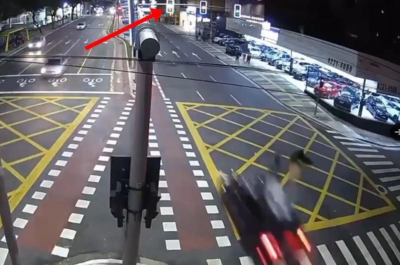 疑犯指當時交通信號為綠色;警方則指是黃色。(X)