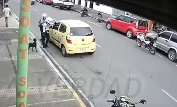 Sandra就截來一輛的士,讓Toby登車。(YouTube)