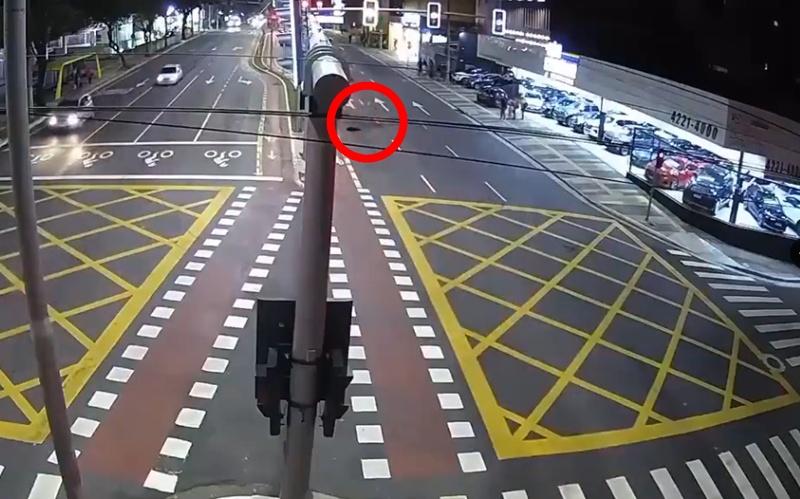 兩少女被拋飛至50米外重摔在地,雙雙斃命。(X)