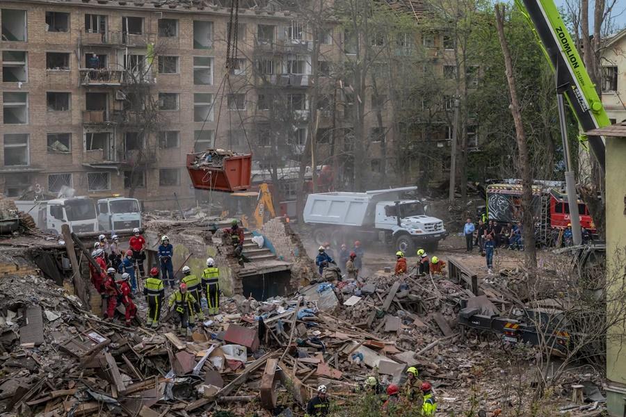 烏克蘭首都基輔昨日凌晨受到俄軍空襲,至少12人死亡。(X)