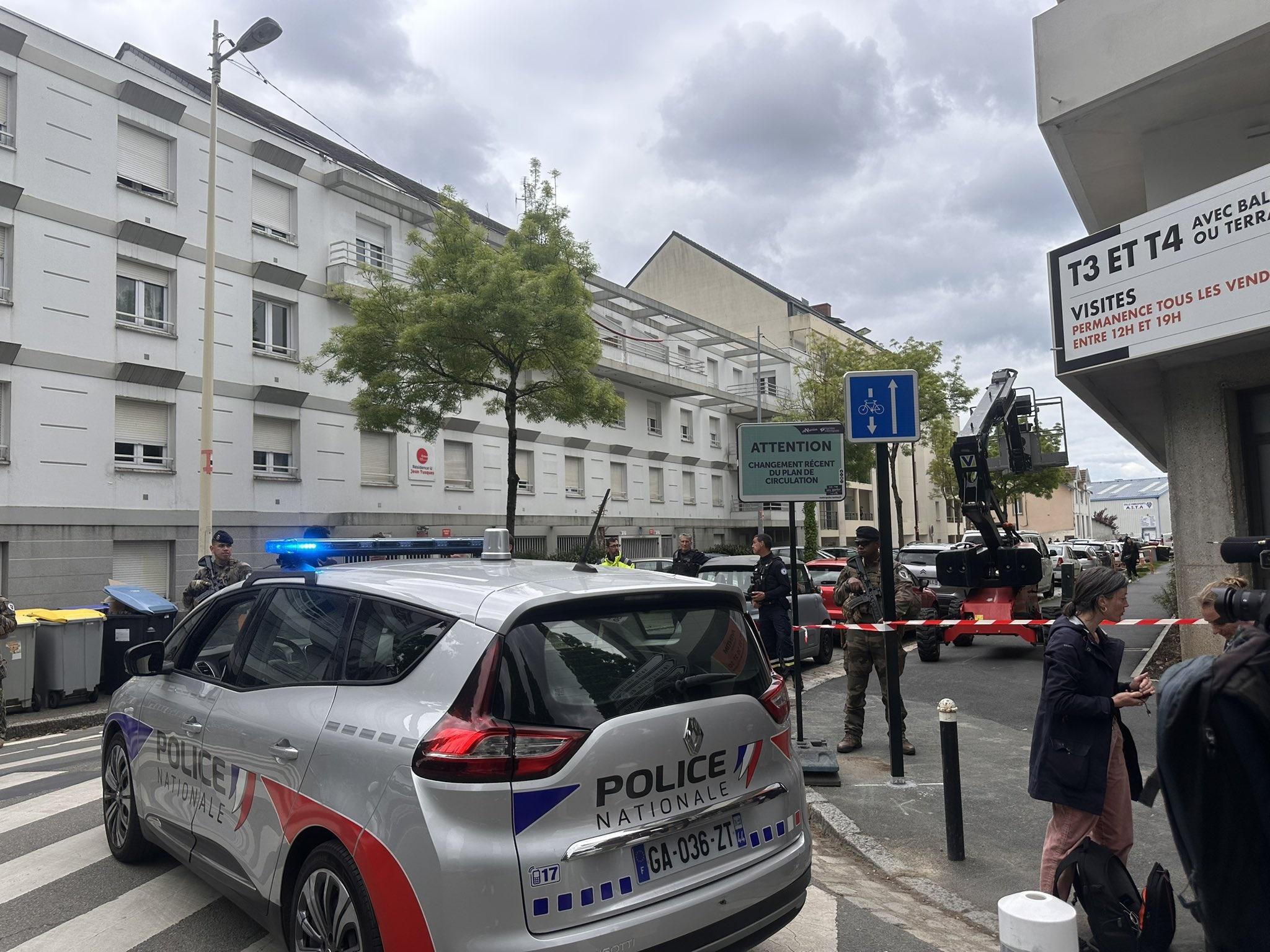 事件發生後,學生們被留在學校內,直至下午在警方保護下才獲准離開。(X)