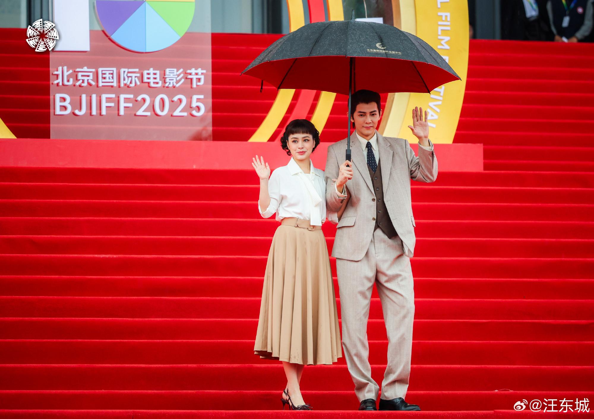 汪東城與鍾欣潼一齊以 柯德莉夏萍主演的電影《金枝玉葉》(又名《羅馬假期》)的造型亮相。