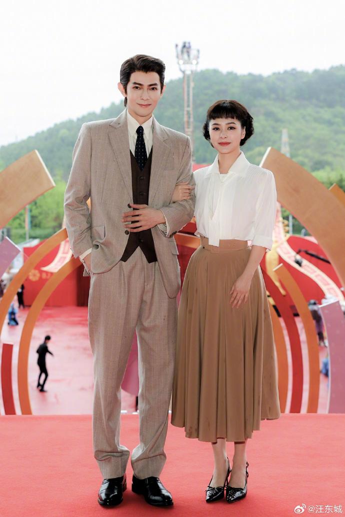 汪東城與鍾欣潼一齊以 柯德莉夏萍主演的電影《金枝玉葉》(又名《羅馬假期》)的造型亮相。