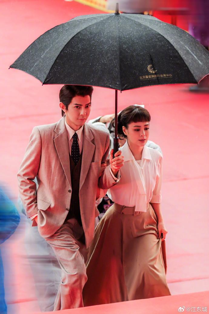 汪東城與鍾欣潼一齊以 柯德莉夏萍主演的電影《金枝玉葉》(又名《羅馬假期》)的造型亮相。