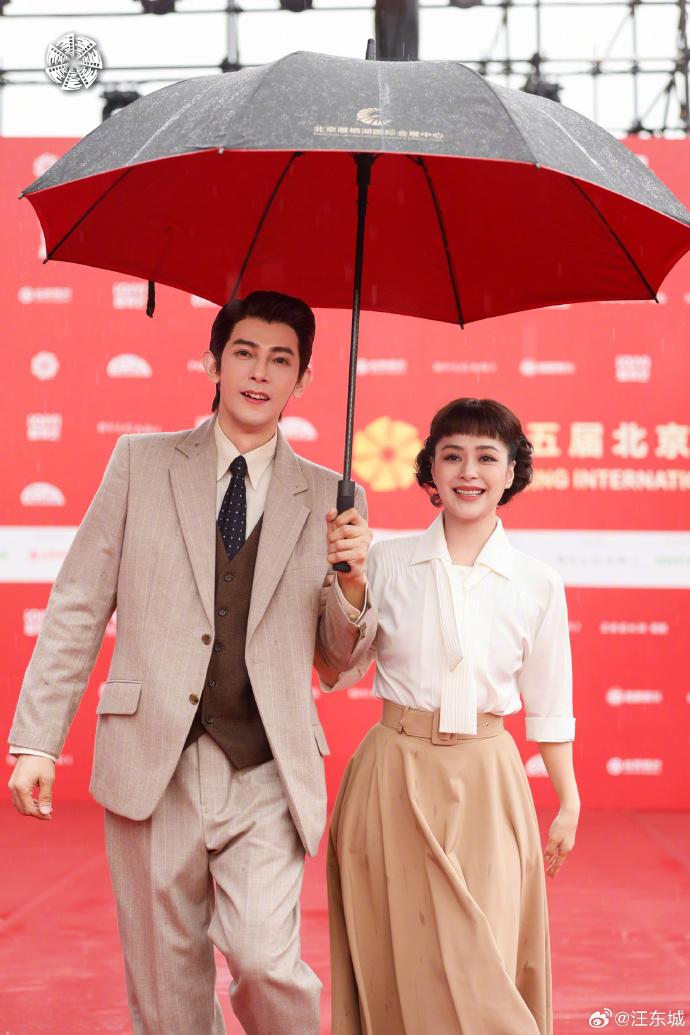 汪東城與鍾欣潼一齊以 柯德莉夏萍主演的電影《金枝玉葉》(又名《羅馬假期》)的造型亮相。