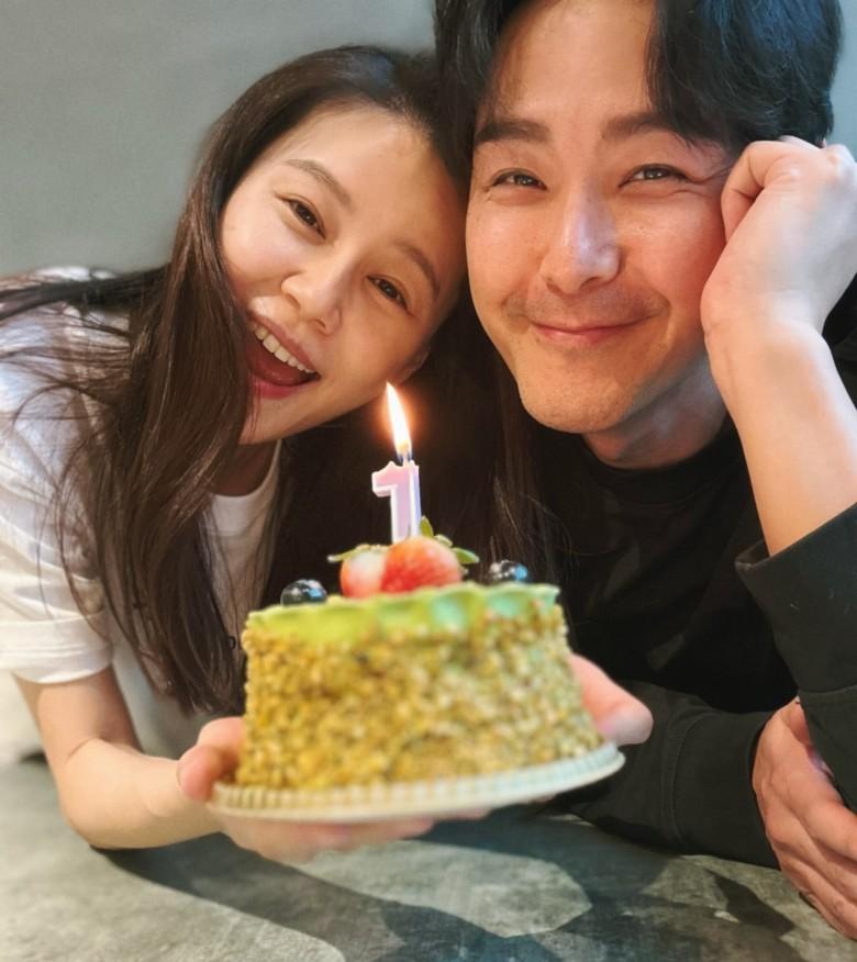 黃翠如買了個小蛋糕和1字蠟燭慶祝蕭哈哈大爺滿月。