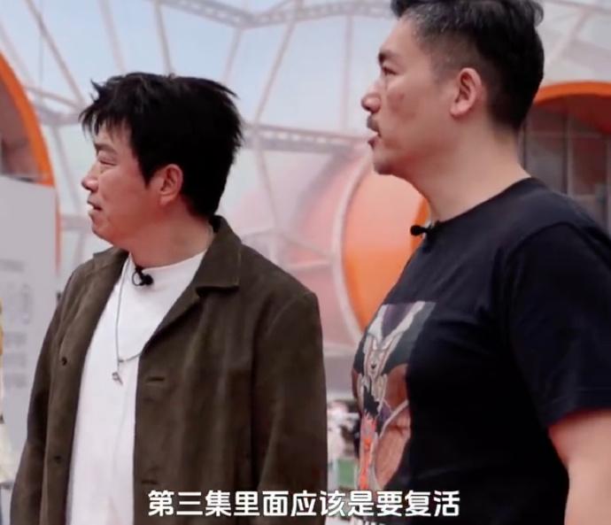 《大戲看北京》的主持潘斌龍(左),問韓曉菲《哪吒3》製作進展,獲得殷夫人復活的訊息。