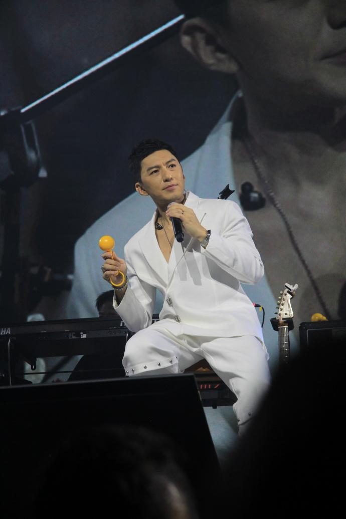 袁偉豪在廣州舉行《路途上的袁偉豪BEN ON THE ROAD巡回演唱會》。