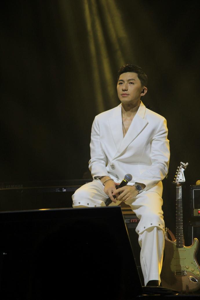 袁偉豪在廣州舉行《路途上的袁偉豪BEN ON THE ROAD巡回演唱會》。