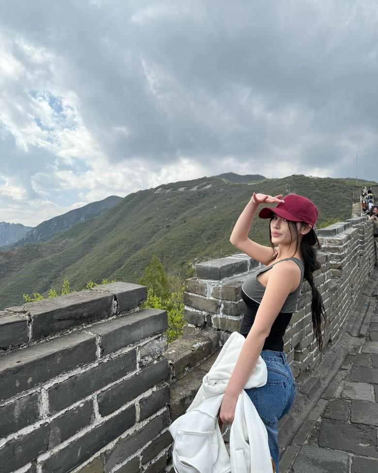 郭珮文只簡單穿上一件灰黑色背心和牛仔褲,已成為焦點。