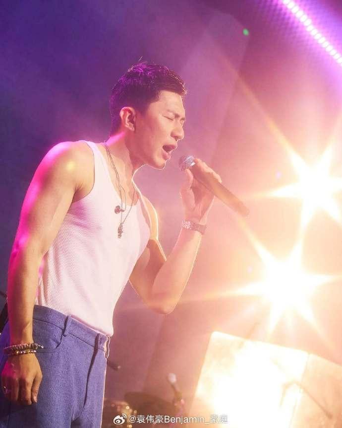 袁偉豪在廣州舉行《路途上的袁偉豪BEN ON THE ROAD巡回演唱會》。