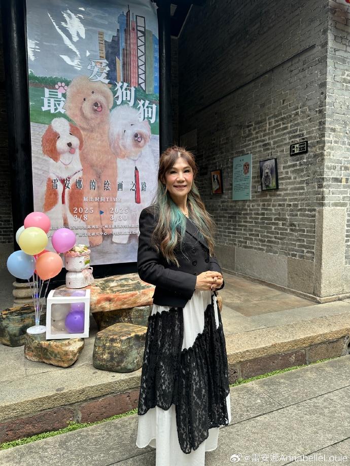 雷安娜的畫展在中山舉行,上月已在廣州舉行過,反應熱烈。