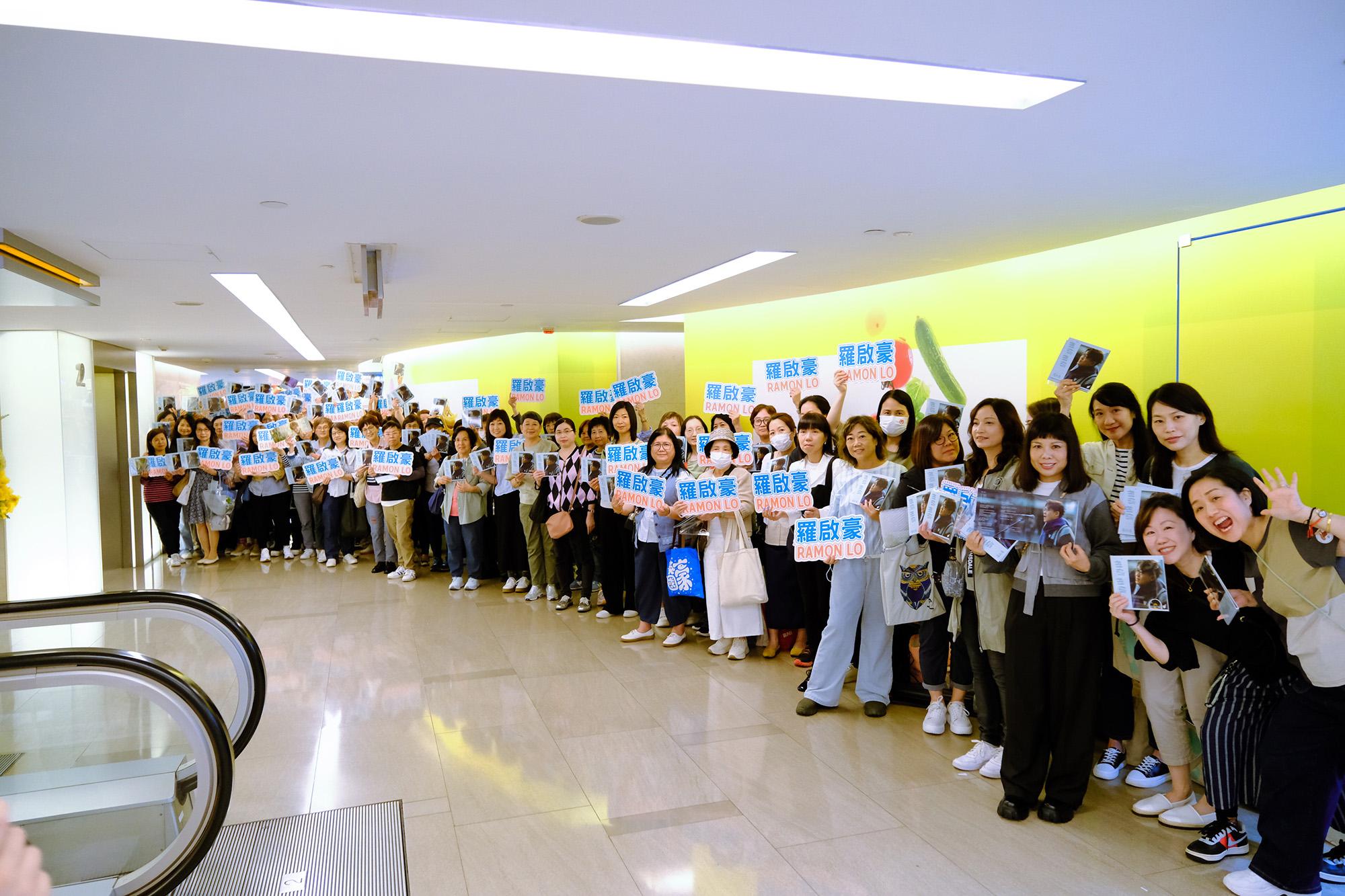 商場尚未開門已有大批歌迷在門外守候。