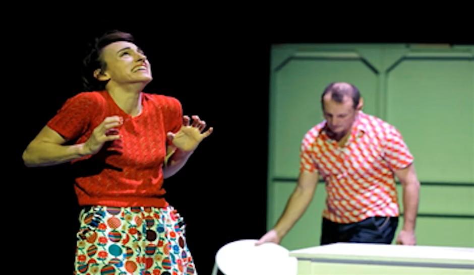 突兀僵硬的肢體動作,是Man Drake的招牌舞風,演出必然荒謬而怪誕。