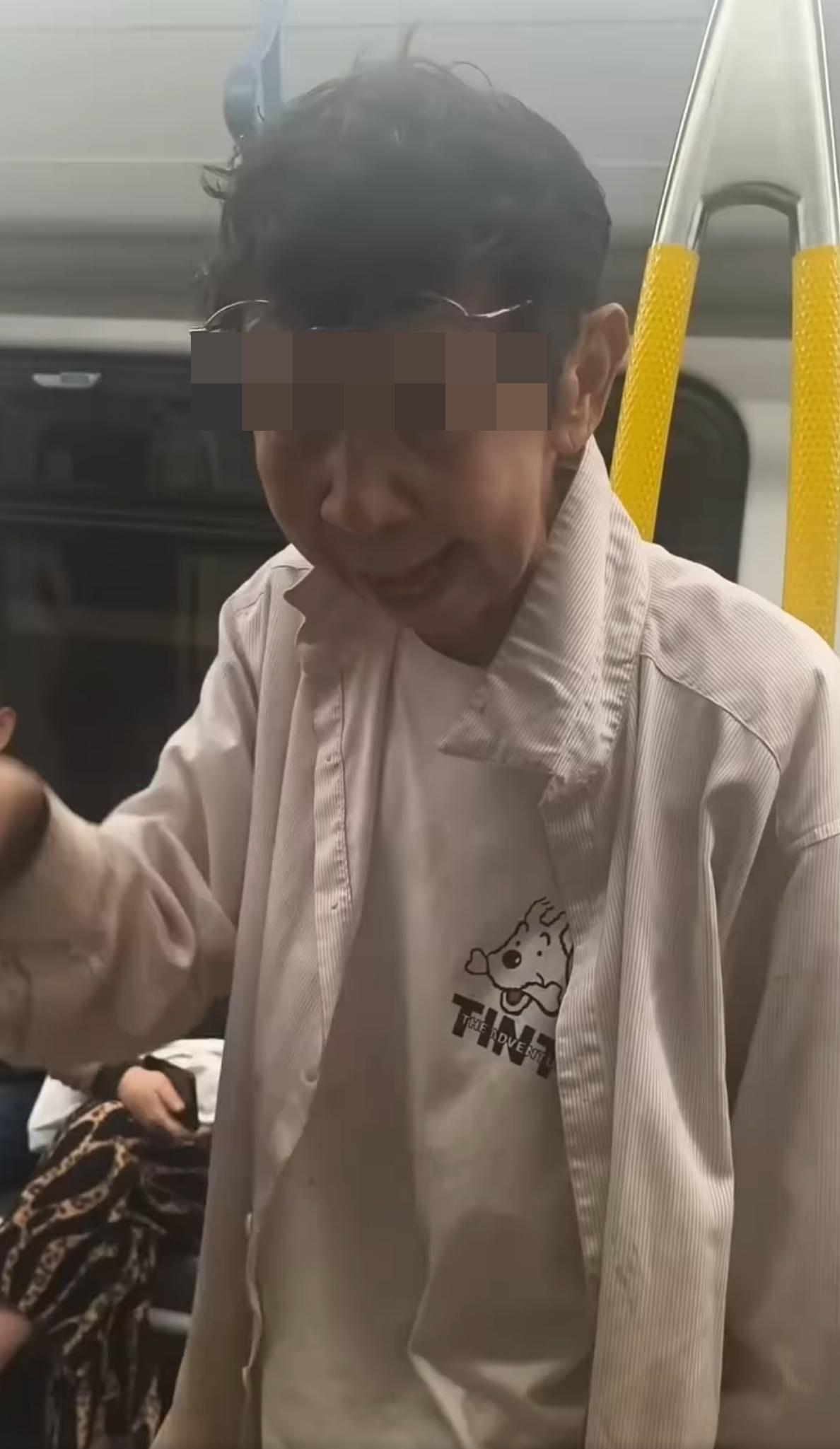 港鐵婆婆自稱「長輩」要求少女讓關愛座,期間一度「舉中指」。(網片截圖)