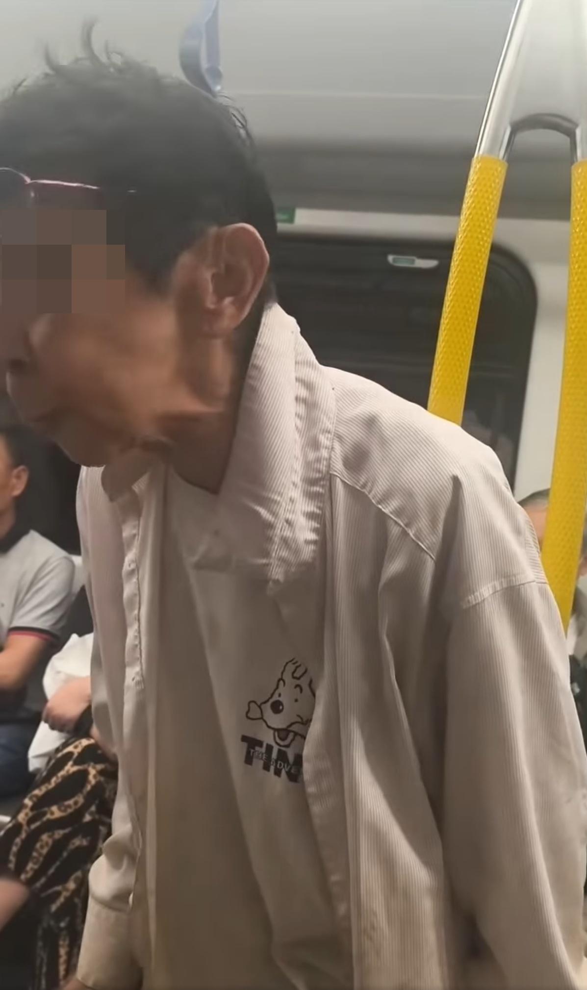 港鐵婆婆自稱「長輩」要求少女讓關愛座,期間一度「舉中指」。(網片截圖)