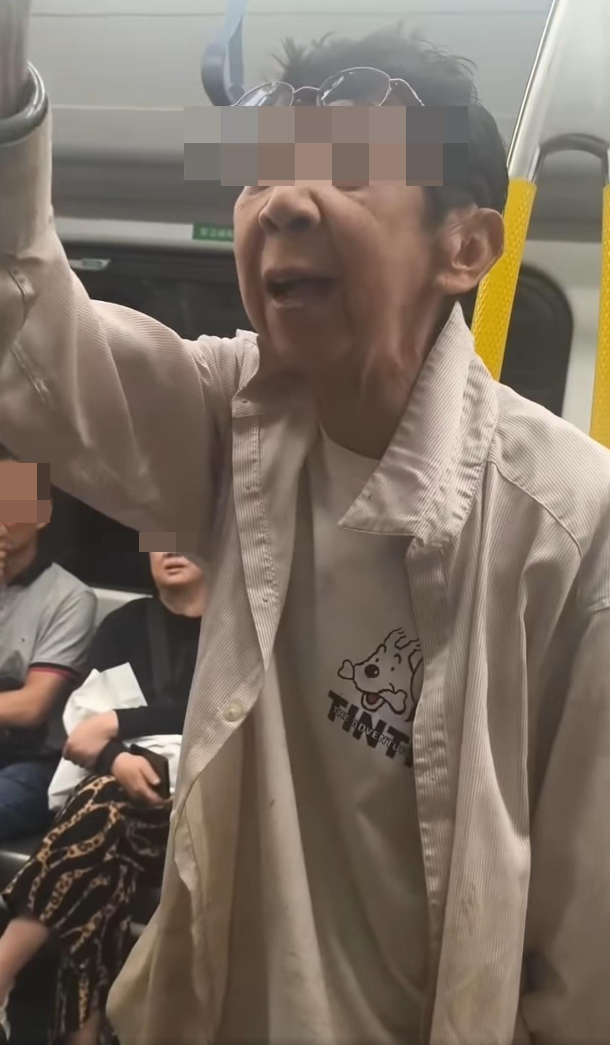 港鐵婆婆自稱「長輩」要求少女讓關愛座,期間一度「舉中指」。(網片截圖)