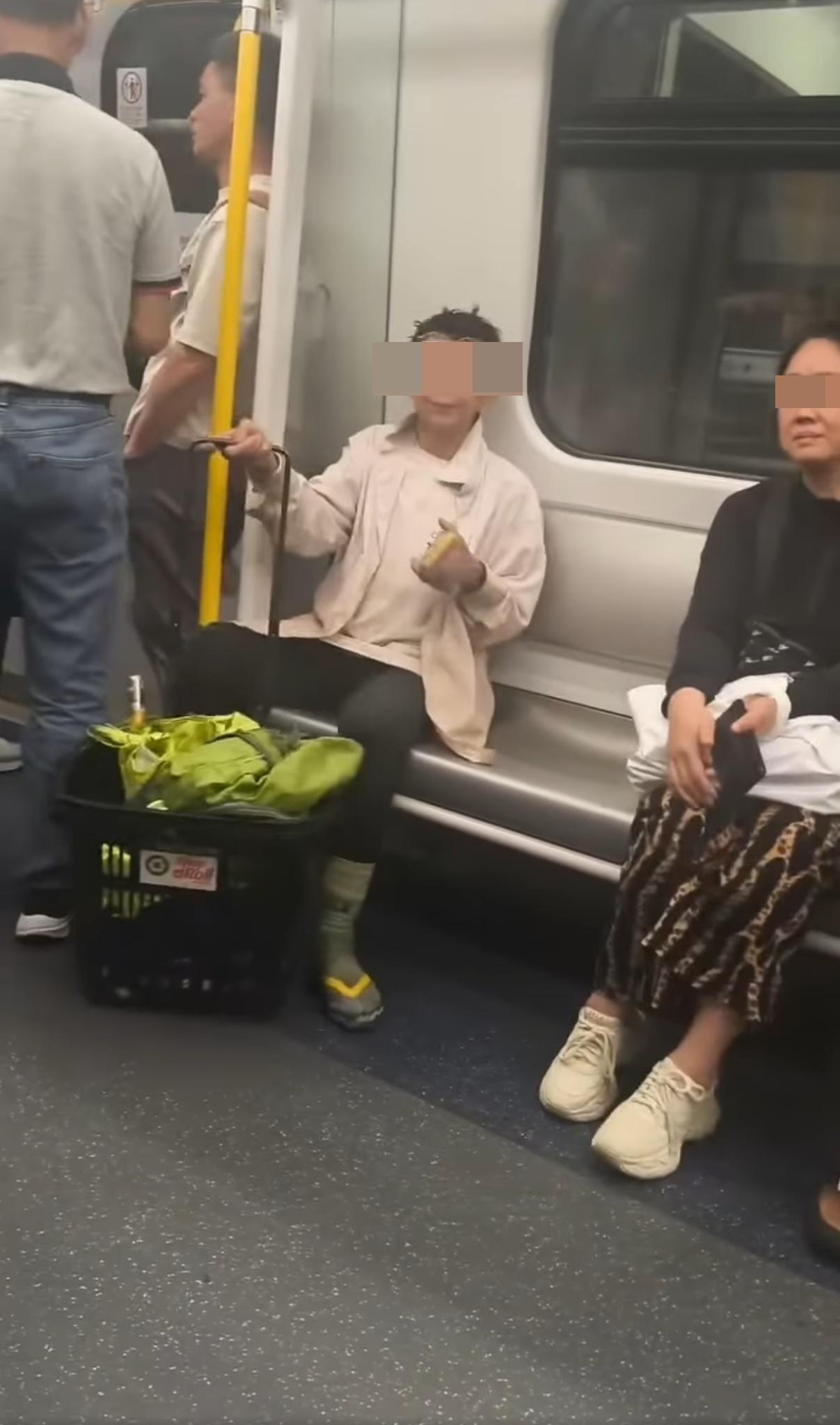 其後婆婆在對面座找到空位坐下,拿出手機反拍少女。(網片截圖)