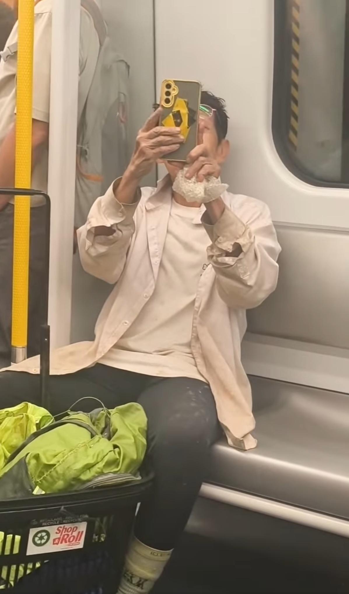 其後婆婆在對面座找到空位坐下,拿出手機反拍少女。(網片截圖)