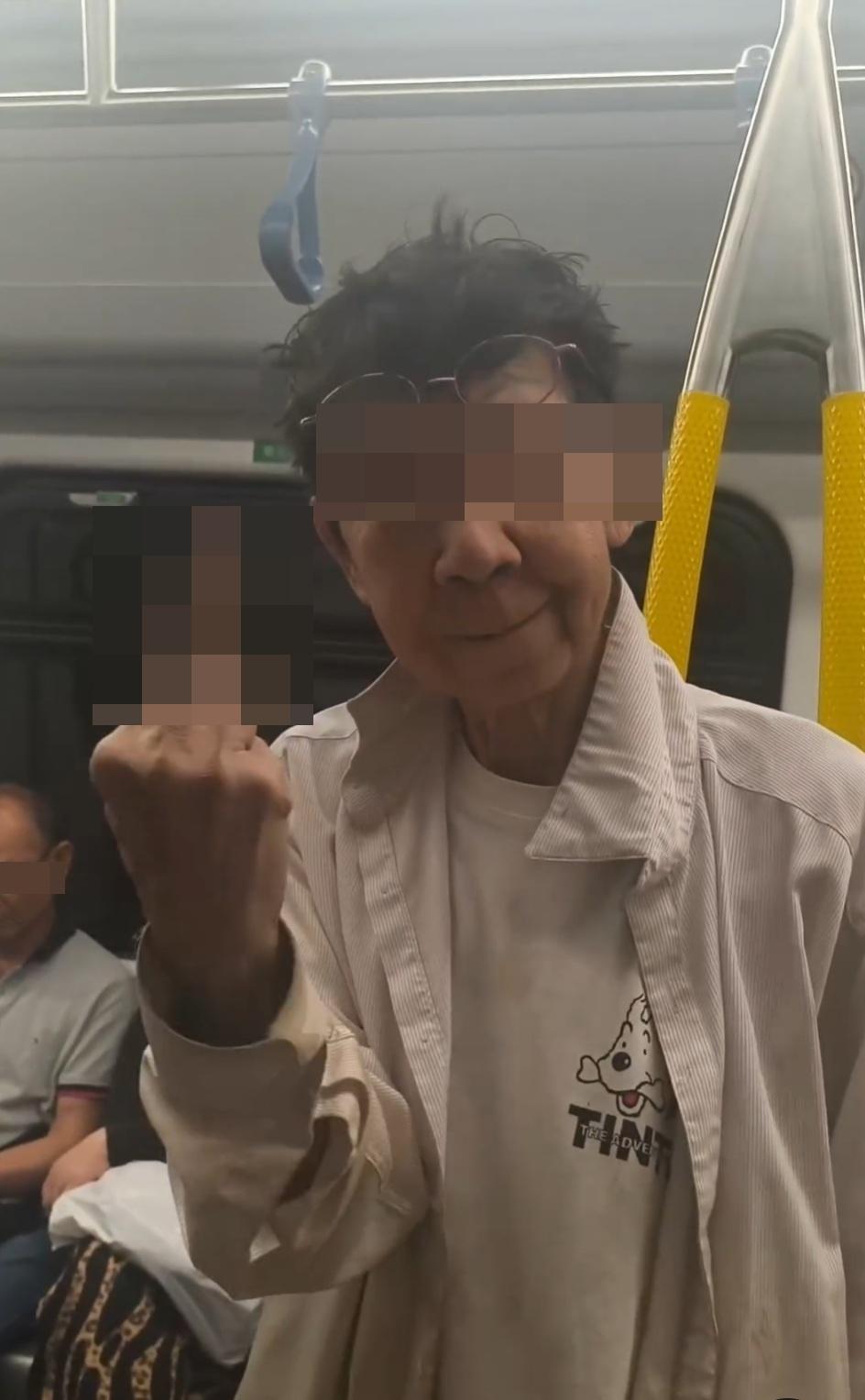 港鐵婆婆自稱「長輩」要求少女讓關愛座,期間一度「舉中指」。(網片截圖)