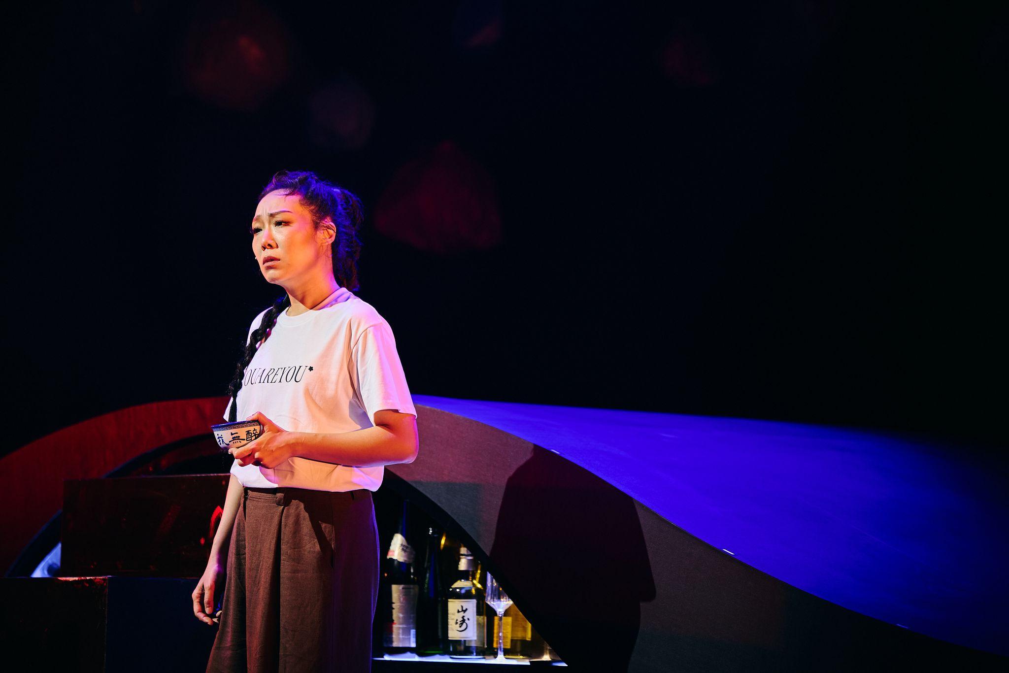 卓韻芝全新獨腳戲《我無醉》,赤裸演繹她那些醉酒鬧事的「迷醉」時刻。